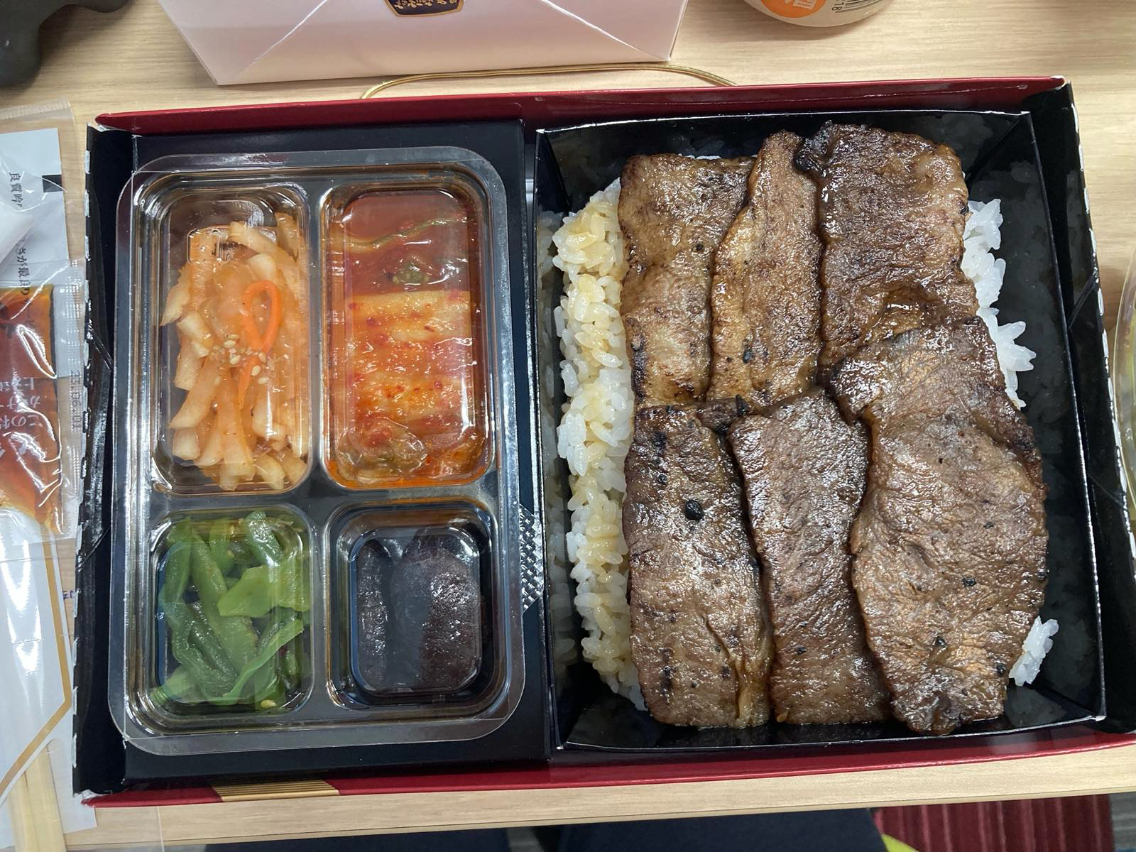 叙々苑のカルビ弁当（上）